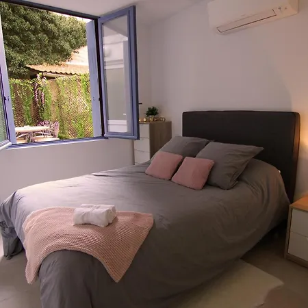 Apartment Right In The Heart Of Sete